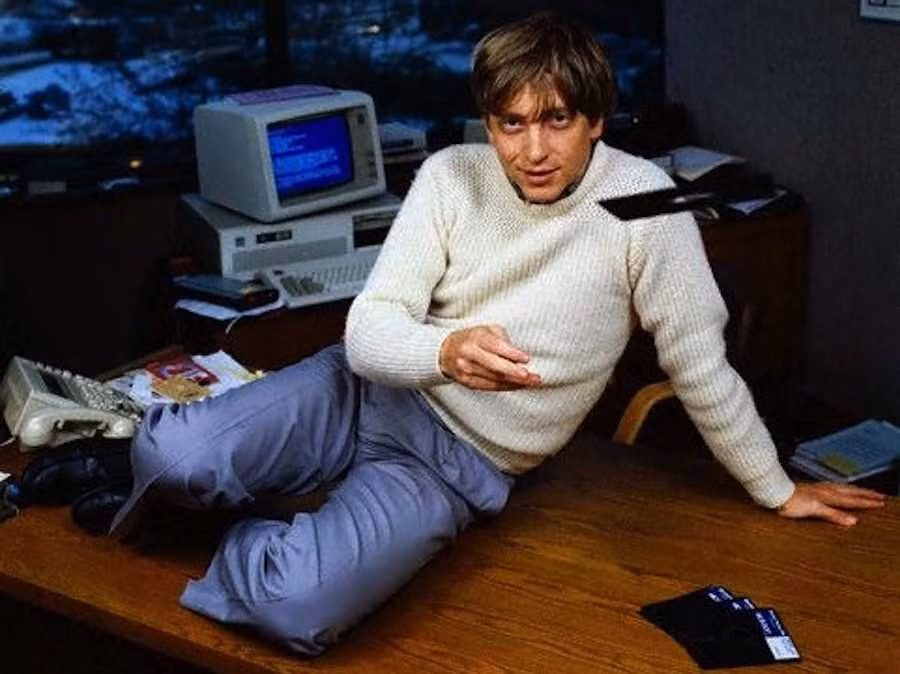 Microsoft phát hành Windows vào năm 1985 và phát hành cổ phiếu ra công chúng lần đầu vào năm 1986. Đến năm 1987, Bill Gates trở thành tỷ phú 31 tuổi.