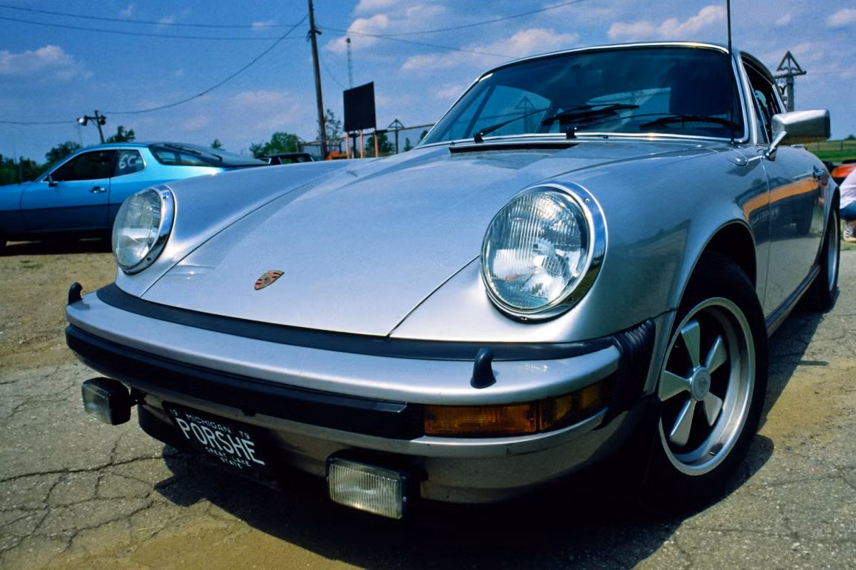 Trong những năm qua, ông đã sở hữu một chiếc Porsche 930 Turbo, một chiếc Mercedes, một chiếc Jaguar XJ6, một chiếc Carrera Cabriolet 964 và một chiếc Ferrari 348. Trong những năm đầu thành lập Microsoft, Bill Gates đã mua một chiếc 1979 Porsche 911 mà ông sử dụng để đua trên sa mạc.