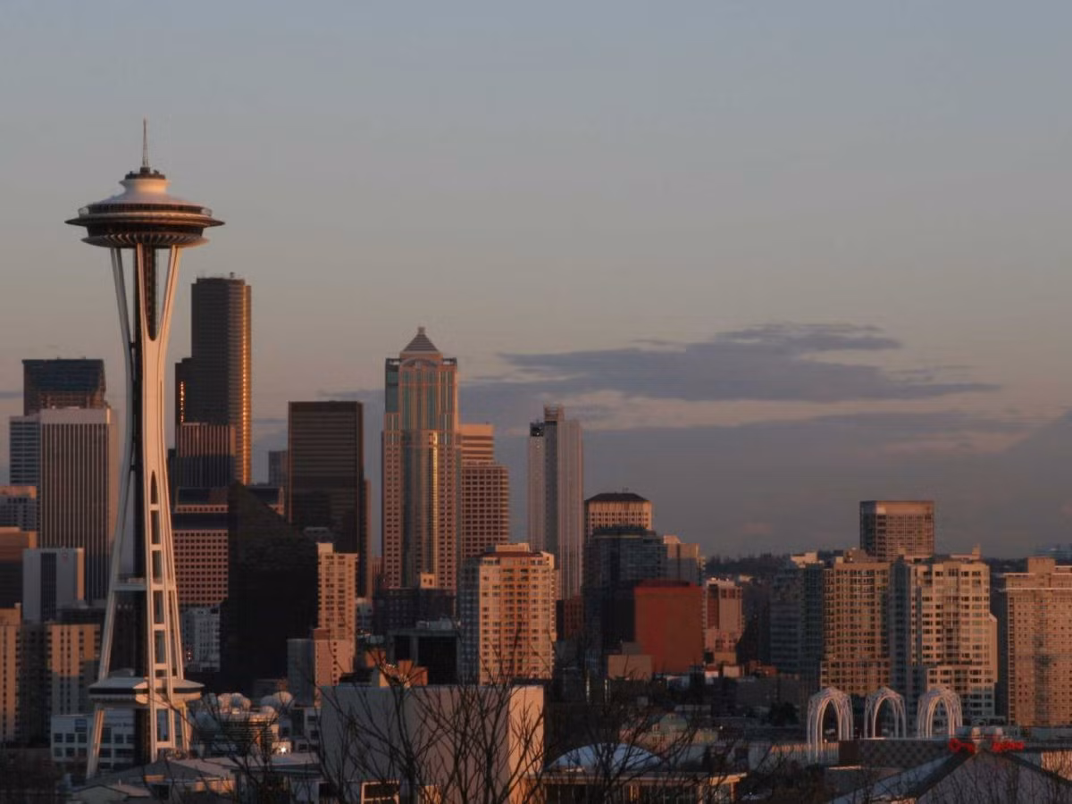 Năm 1979, Gates và Allen chuyển Microsoft về quê hương Seattle, lần đầu tiên thiết lập cửa hàng ở ngoại ô Bellevue và sau đó di chuyển đến Redmond.