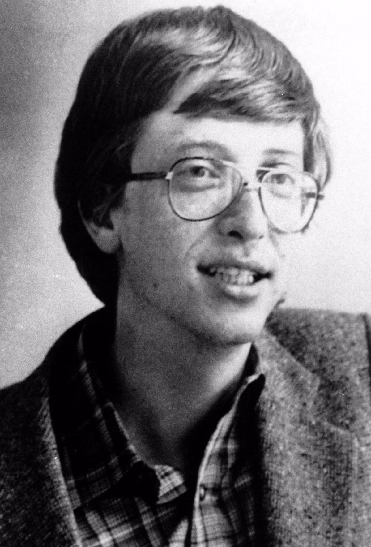 Bill Gates sinh ngày 28/2/1955 tại Seattle, Washington (Mỹ). Cha ông là một luật sư và mẹ ông là một giáo viên, vì vậy, ngay từ nhỏ ông đã rất thích tranh luận nhưng cũng rất thông minh. Ông đã từng đọc hết toàn tập sách World Book Encyclopedia ngay khi còn là thiếu niên.