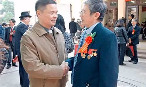Phó chủ tịch tỉnh Nam Định Bạch Ngọc Chiến (trái).