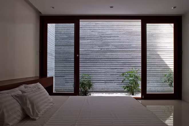 Các vách ngăn linh hoạt tránh sự lặp lại đơn điệu nhưng vẫn đảm bảo ánh sáng vào được các phòng.