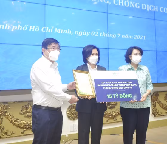 TPHCM tiếp nhận trang thiết bị y tế phòng chống dịch Covid-19 trị giá gần 250 tỷ đồng - Hình 4 TPHCM tiep nhan trang thiet bi y te phong chong dich Covid-19 tri gia gan 250 ty dong-Hinh-4