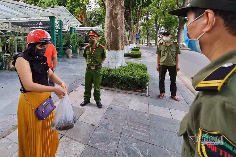 Theo chan luc luong xu phat nguoi ra duong khong ly do can thiet o Ha Noi-Hinh-7