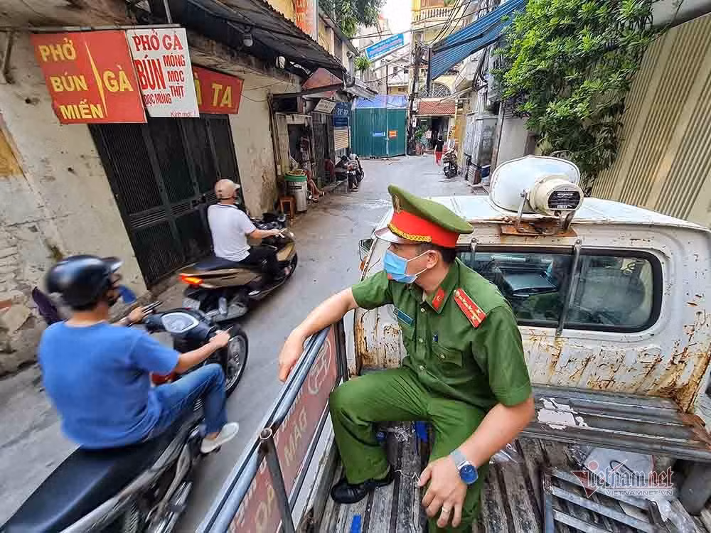 Theo chan luc luong xu phat nguoi ra duong khong ly do can thiet o Ha Noi-Hinh-5