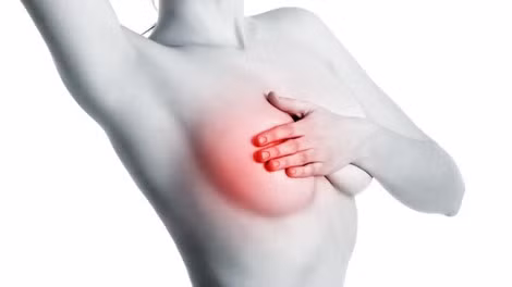 Chữa sưng vú: Hạt gấc bỏ vỏ, sao vàng, tán bột mịn, uống mỗi ngày nửa thìa cà phê sau bữa ăn, ngày uống 2 lần, cần uống 5 ngày liền, bên ngoài dùng nhân hạt gấc mài với giấm hoặc ngâm rượu bôi vào chỗ đau, ngày 3 – 4 lần. Ảnh: Uxotuyenvu.vn.