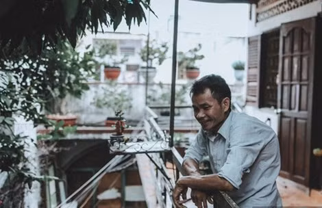 Thế nhưng, trời thương một hôm đi bán thì gặp chị Nguyễn Thị Lài, kém anh một tuổi. Thương anh chàng dị tật nhưng thật thà, chị đã đến sống cùng. Cuộc sống khó khăn đến nỗi, có thời điểm họ không dám sinh con bởi sợ không có tiền sinh hoạt, phải ăn cơm trắng với mắm. Bây giờ thì cả gia đình 4 người họ sống tại một căn phòng 20m2 trong khu hẻm nhỏ, rất hạnh phúc dù chẳng dư giả gì. Ảnh: Điadiemanuong.