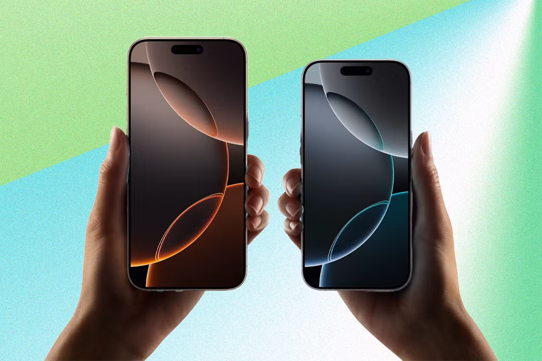 Màn hình của 2 "siêu phẩm" cùng là Super Retina XDR là OLED, hỗ trợ HDR, True Tone, ProMotion và màu P3. Với tỷ lệ tương phản 2 triệu:1, các màn hình có thể cho độ sáng lên đến 2.000 nit khi sử dụng ngoài trời. 