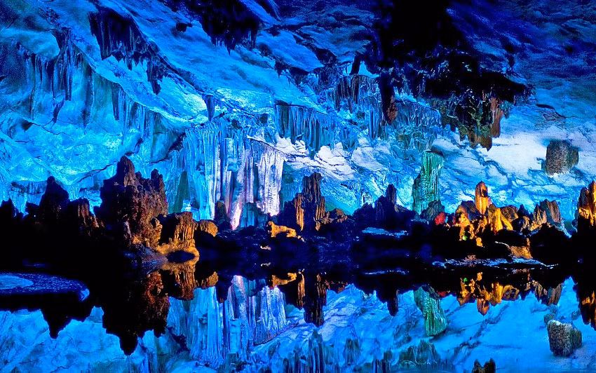 2. Hang băng Vatnajokull ở Iceland được hình thành khi nước chảy làm tan băng và để lại hang động hoặc lối đi trong sông băng. Các động băng này có vẻ đẹp tinh khiết như pha lê lấp lánh. Ảnh: Snowkie