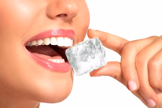  10. Thích nhai đá là triệu chứng thiếu sắt. Tình trạng này còn được gọi là pagophagia. Nhai đá không chỉ biểu hiện sự lo lắng, nó còn có thể là dấu hiệu cho thấy cơ thể bạn đang cố gắng hạ nhiệt miệng do thiếu sắt gây ra. Vì vậy, nếu bạn liên tục thèm đá lạnh, hãy đến bệnh viện kiểm tra. 