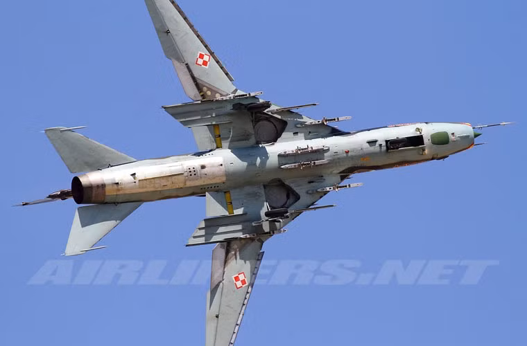 Trong ảnh, Su-22M4 của Không quân Ba Lan “khoe bụng” – nó có 6 giá treo bố trí trên 2 cánh và 2 giá treo ở dưới thân mang tổng cộng 4 tấn vũ khí gồm các loại bom có điều khiển - không điều khiển; tên lửa không đối đất; tên lửa không đối không; pháo.
