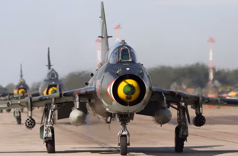 Hiện nay, Việt Nam và Ba Lan là 2 trong 5 quốc gia sở hữu số lượng khá lớn Su-22M4. Trong ảnh là đội hình 3 chiếc Su-22M4 của Không quân Ba Lan lăn bánh trên đường băng chuẩn bị cất cánh.