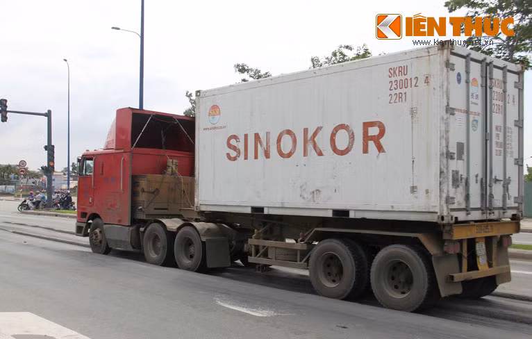 Đại lộ Đông Tây có số vốn đầu tư hàng nghìn tỷ đồng, sau gần đúng 4 năm đưa vào sử dụng (8/2010), tuyến đường này đã liên tục xảy ra tình trạng trồi nhựa, sụp lún và đã nhiều lần sửa chữa nhưng vẫn tái diễn.
