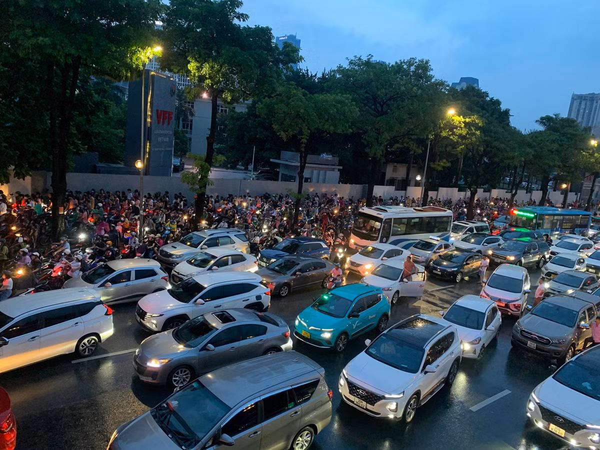 Ô tô nối đuôi nhau dài hàng km, làn xe máy bên cạnh cũng di chuyển khó khăn. Nguyên nhân dẫn đến giao thông tắc nghẽn là hơn 30.000 khán giả đang đổ về sân vận động Mỹ Đình, Hà Nội xem show BlackPink tối 29/7.