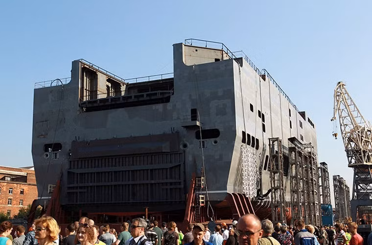Cận cảnh nửa đuôi tàu được đóng tại nhà máy Baltiysk (St. Petersburg).