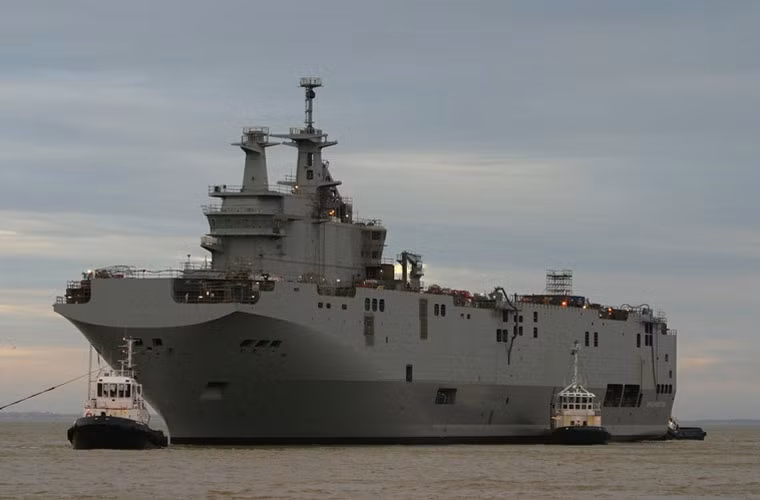 Sau khi lắp ráp kiến trúc thượng tầng tại Pháp, Vladivostok lại tiếp túc được lai dắt về nhà máy Baltiysk (St. Petersburg) để lắp hệ thống vũ khí Nga (2 tháp pháo AK-630; tên lửa phòng không Igla) và hệ thống phụ khác. Đây được xem là dự án hợp tác quốc phòng lớn nhất giữa Nga và phương Tây kể từ sau Chiến tranh thế giới thứ 2.