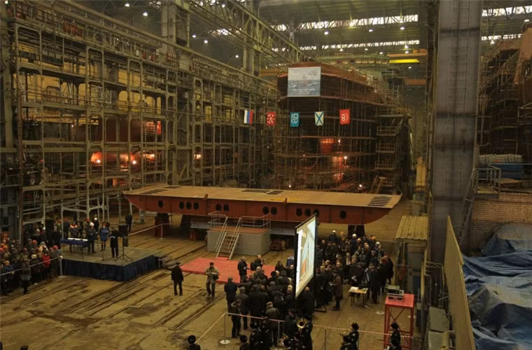  Việc đóng tàu lớp Mistral đầu tiên mang tên Vladivostok cho Hải quân Nga theo thỏa thuận thì sẽ do nhà máy Baltiysk (St. Petersburg) thuộc Tập đoàn đóng tàu thống nhất Nga (UAV) và nhà máy STX Pháp đóng.