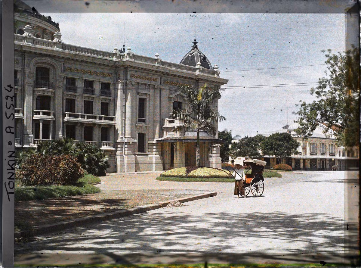 Hình ảnh khác về Nhà hát Lớn năm 1915. Góc phải là đầu phố Paul Bert, nay là phố Tràng Tiền.