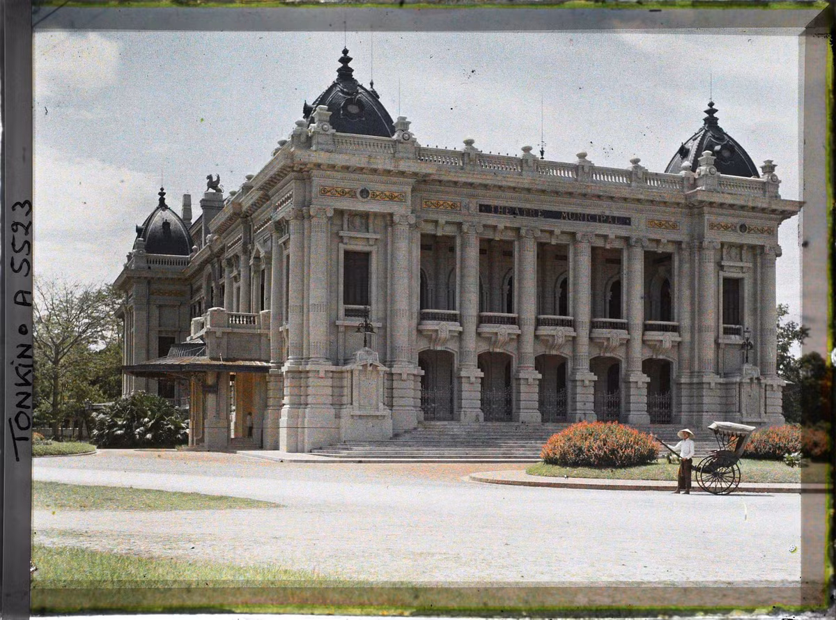 Toàn cảnh Nhà hát Lớn Hà Nội năm 1915. Ảnh: Léon Busy/Collections.albert-kahn.hauts-de-seine.fr.