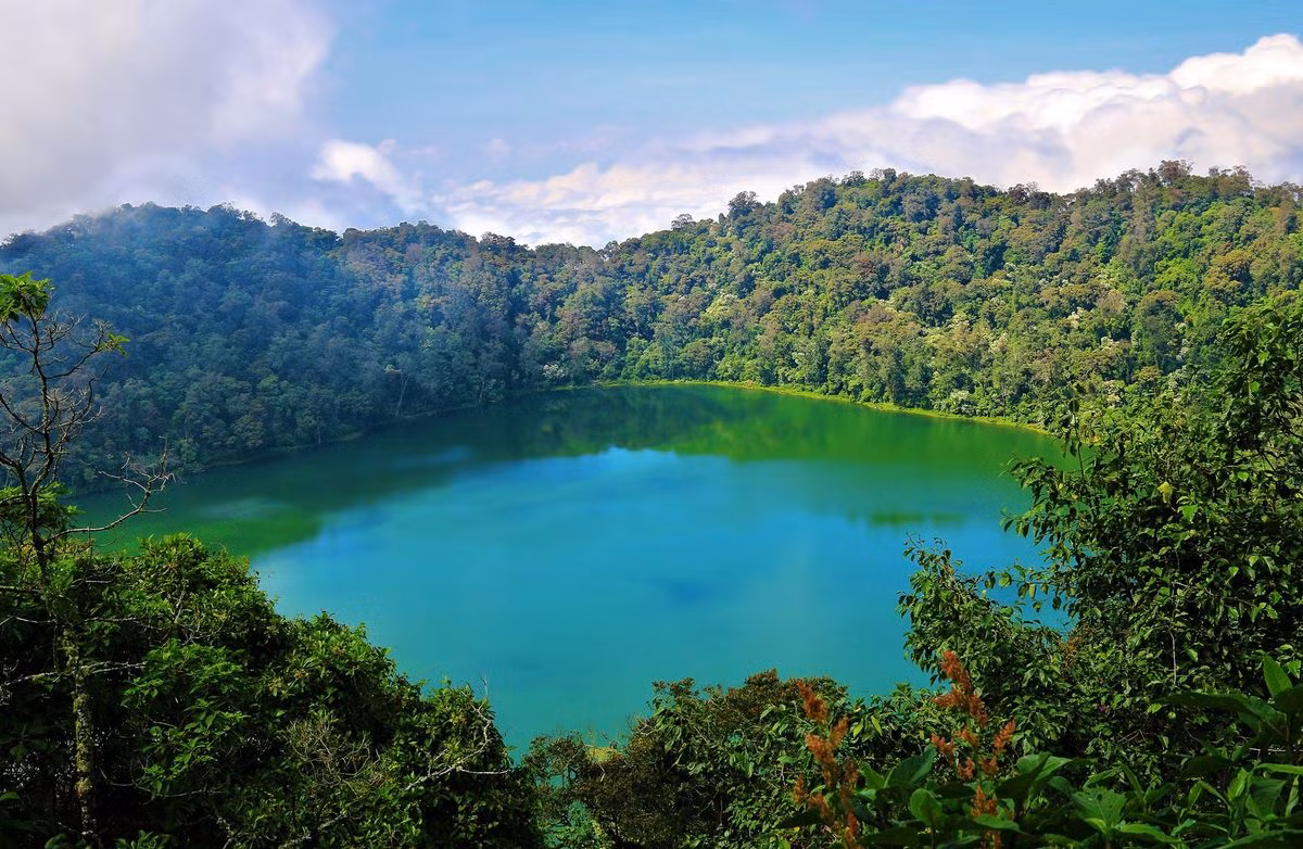  7. Hồ Laguna Chicabal. Nằm ở thị trấn San Martin Sacatepequez, hồ nước này là một trong những địa điểm linh thiêng nhất của người Maya. Ngoài ý nghĩa tâm linh, nơi đây còn có hệ động thực vật phong phú hiếm thấy. Hành trình đi bộ đến hồ Laguna Chicabal dài từ 1 đến 1,5 giờ.