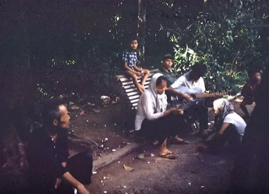 Nam giới hát dạo với cây đàn guitar thu hút nhiều người đến nghe.