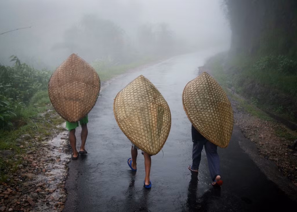 Nơi ẩm ướt nhất: Mawsynram, bang Meghalaya (Ấn Độ): Theo sách kỷ lục Guinness, Mawsynram được liệt kê là nơi có lượng mưa trung bình cao nhất trên thế giới, với khoảng 11.873 mm/năm. Mưa rơi liên tục không ngừng nên cây cối ở đây luôn xanh tươi, rậm rạp. Người dân di chuyển dưới những cơn mưa bằng một vật dụng có hình dáng giống mai rùa, gọi là "Knups". Ảnh: Amazing India Blog.