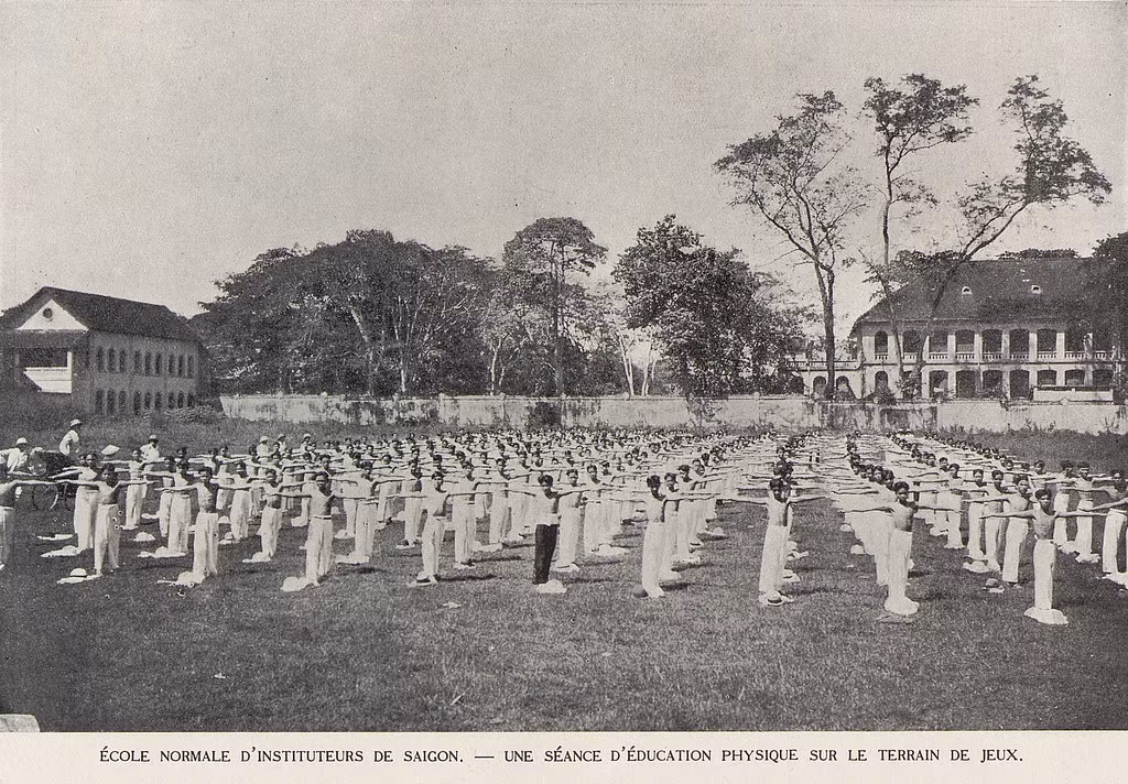 Học sinh tập thể dục trên sân trường, 1931.