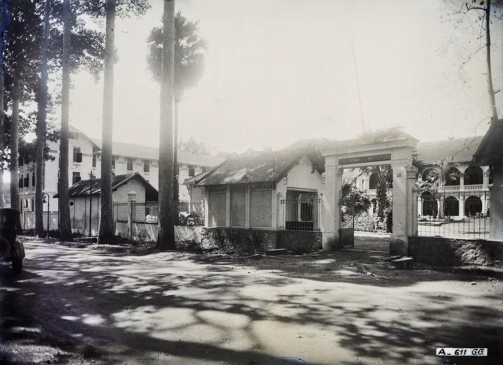 Cổng trường Sư phạm Thực hành, Sài Gòn thập niên 1920. Trường nằm ở số 3 đường Rousseau, nay là đường Nguyễn Bỉnh Khiêm, đối diện Thảo Cầm Viên.