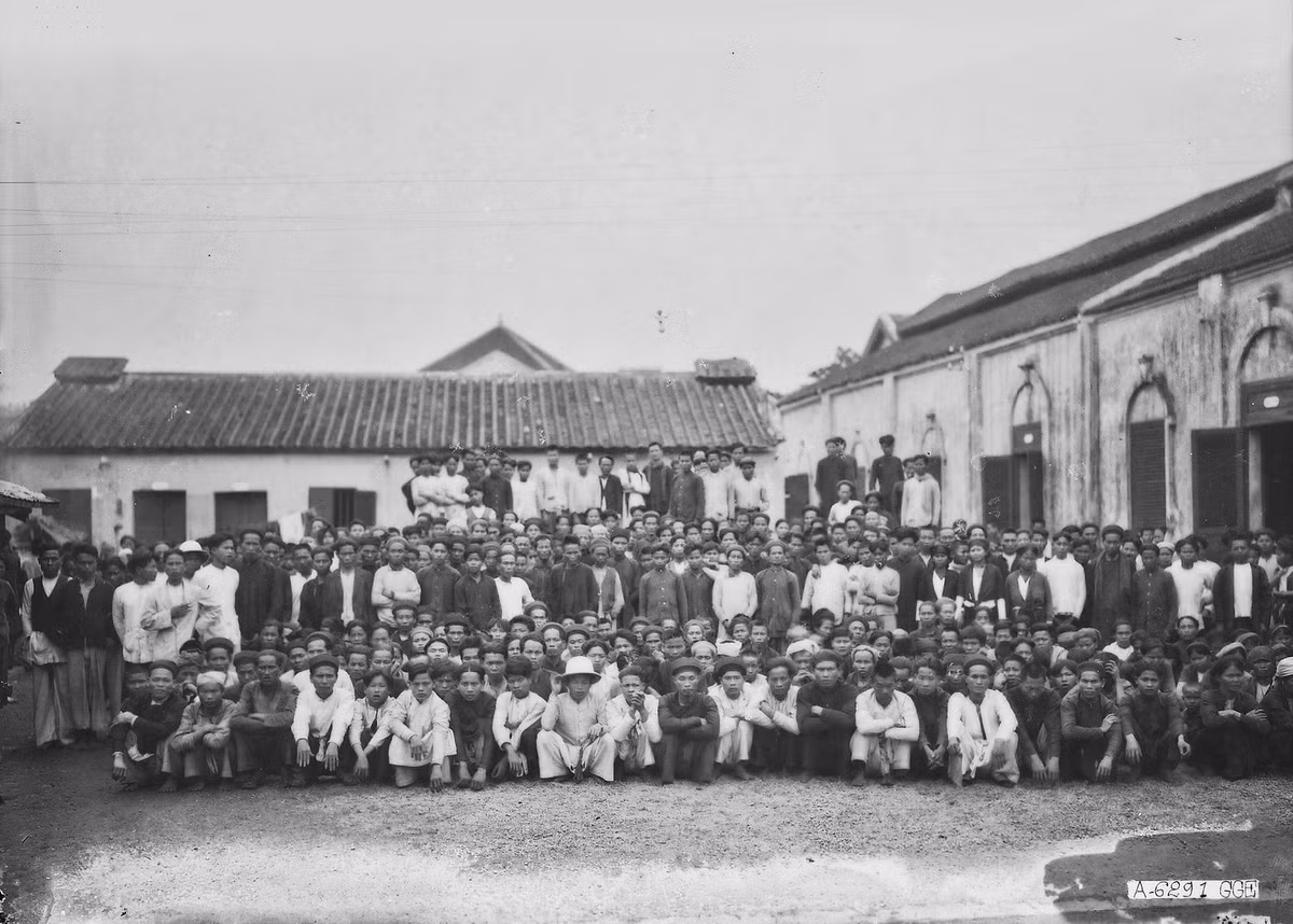 Người lao động di cư tập trung ở sân trại Lapicque. Họ sẽ được đưa đi Tân Hebrides, nhóm đảo thuộc địa của Pháp ở Nam Thái Bình Dương, hiện nay là đảo quốc Vanuatu.