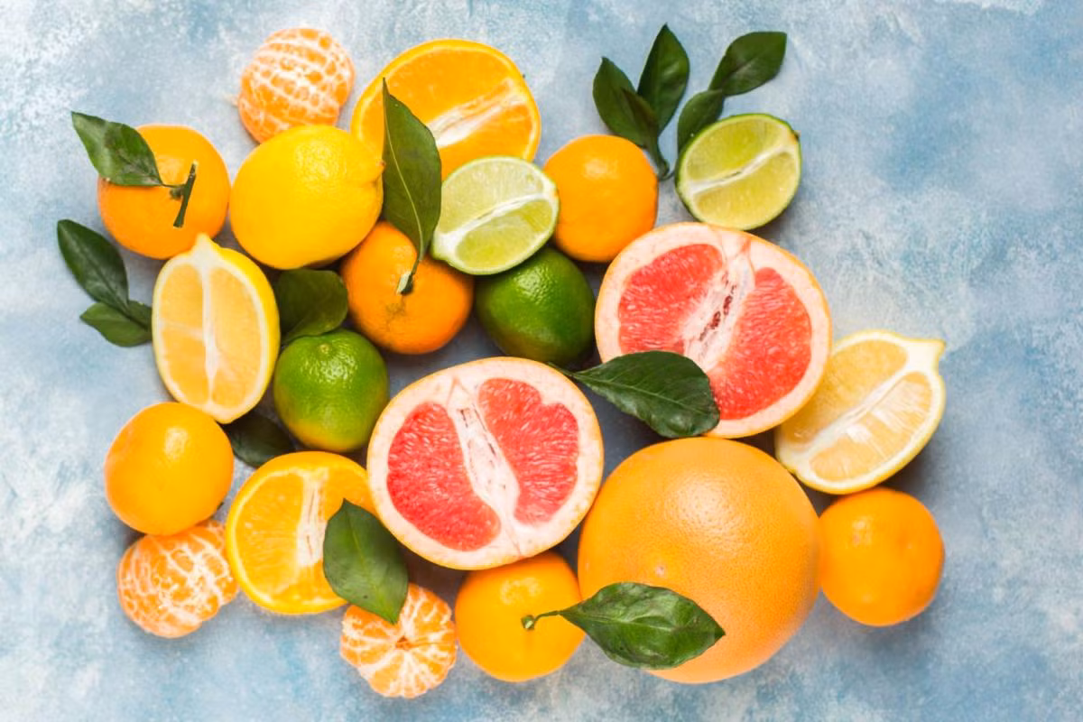 Quả của các cây thuộc chi Citrus có múi, mọng, thường hình cầu nhưng cũng có khi thuôn dài (chanh ngón tay) hoặc chia nhánh (phật thủ), chiều dài dao động từ 4–30 cm và đường kính 4–20 cm, tùy loài.