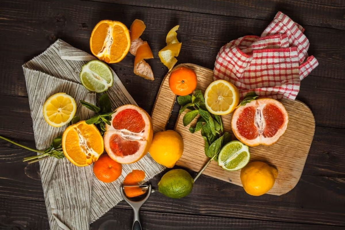 Nhiều loại cây trong chi Citrus có giá trị thương mại cao, được trồng để thu hoạch quả. Hầu hết quả của chúng có thể dùng để ăn tươi, làm nguyên liệu cho các món ăn hay pha chế nước giải khát.