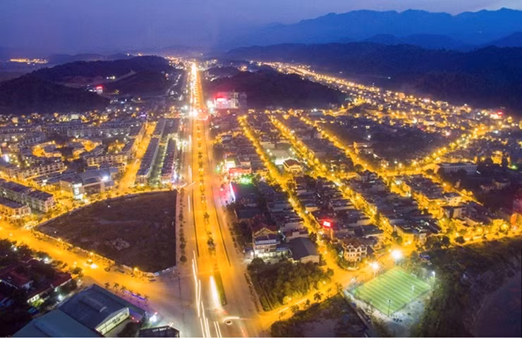 Thành phố Lào Cai về đêm với các khu đô thị được quy hoạch đẹp mắt, gọn gàng.
