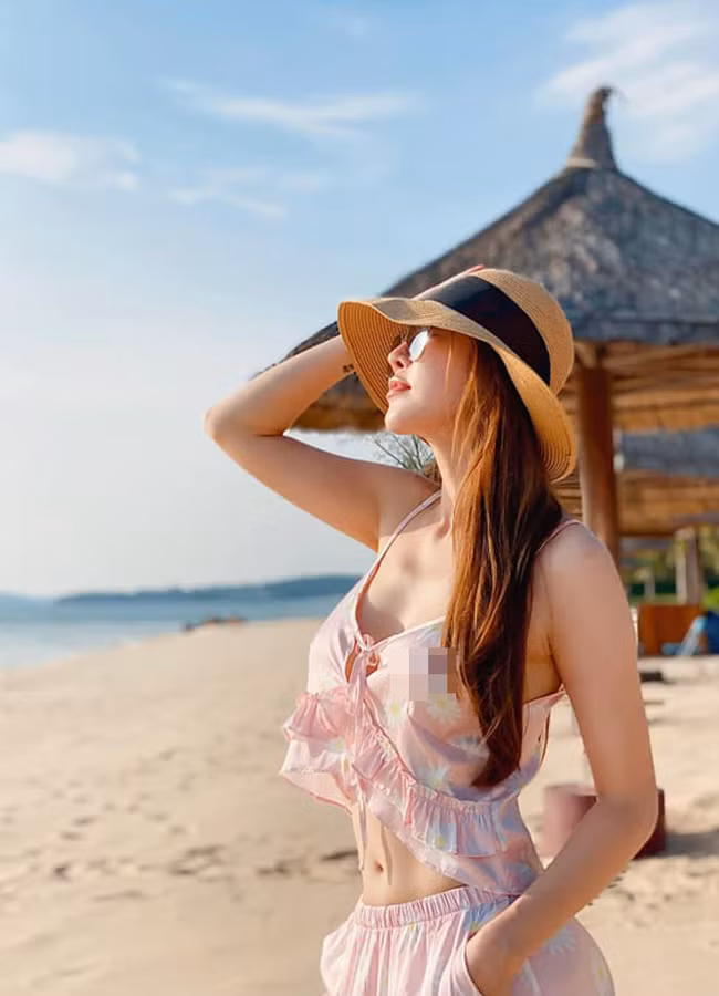 Quế Vân diện đồ ngủ "không phòng hộ" đi biển.