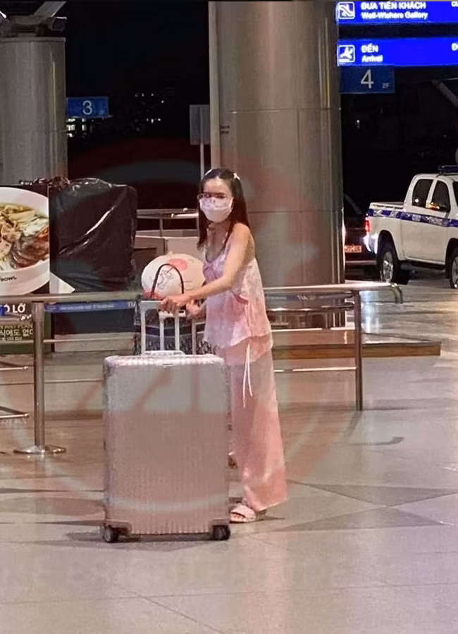 Là người nổi tiếng nên việc mặc đồ ngủ ở nơi công cộng của Ninh Dương Lan Ngọc bị dân tình đánh giá là luộm thuộm, chưa chỉn chu.
