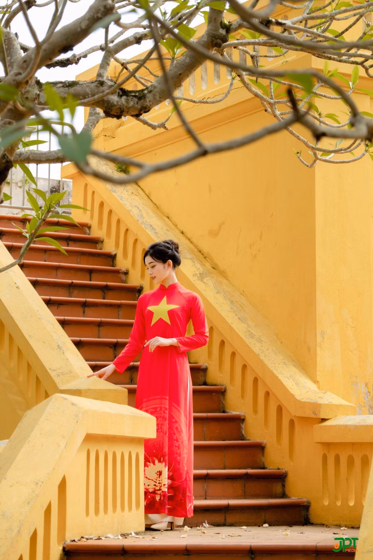 Ao dai Co do sao vang di qua nhung diem tich ghi dau lich su dan toc ve vang-Hinh-8