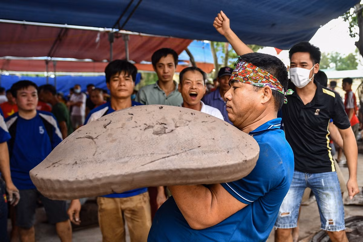 Anh Nguyễn Văn Thanh là một trong những pháo thủ hay nhất của đội xóm 1. Anh luôn gieo được quả pháo với viền bung ra dài trung bình 8 thước (khoảng 3,2 m).