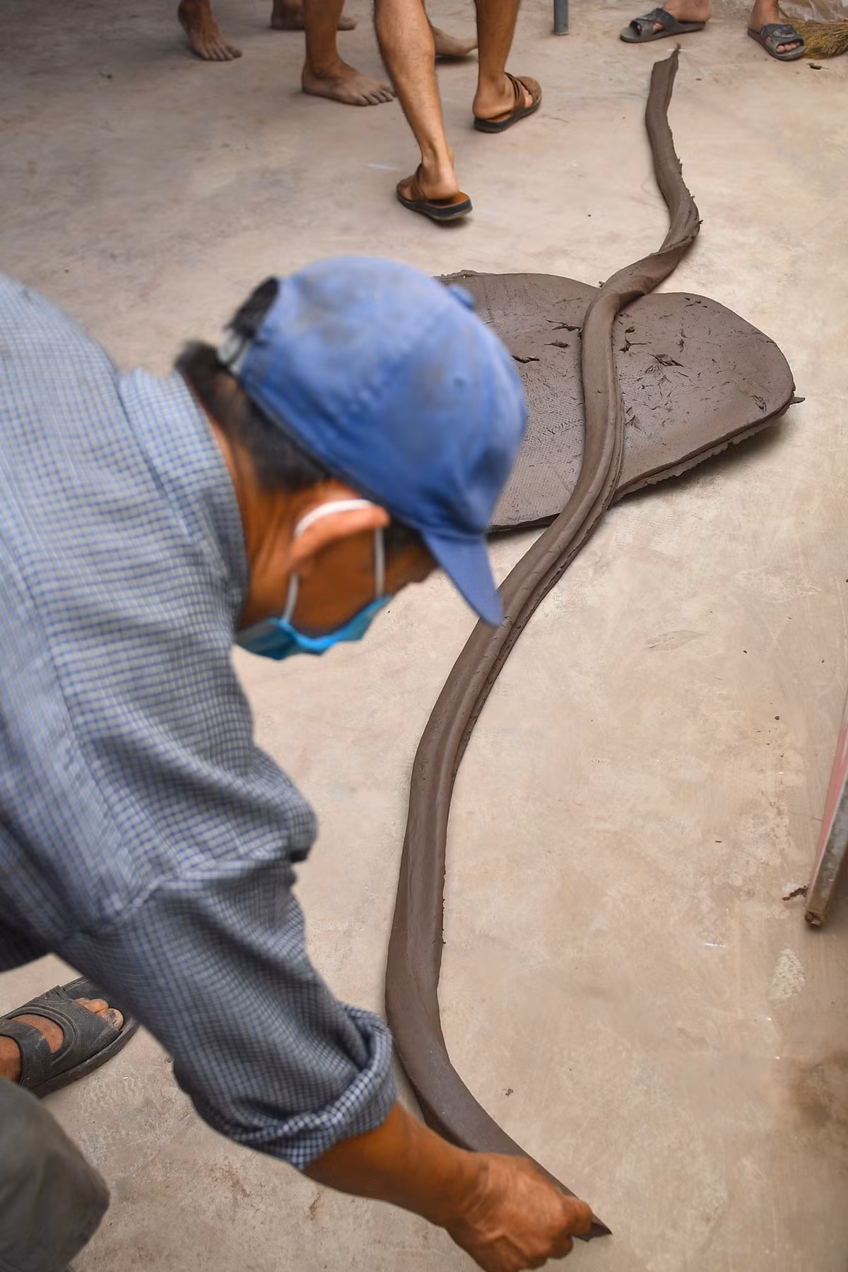Khoảng cách giữa 2 đầu viền pháo khi bung ra là cách tính điểm cho từng đội với đơn vị thước ta (mỗi thước tương ứng 40 cm). Khi gieo pháo, nếu bị đứt thành từng khúc (gọi là pháo bị bổ) hay pháo xịt (viền đất bao quanh không tách rời với phần trung tâm) thì sẽ không được đo và tính điểm. Gieo xịt 2 lần sẽ bị loại, có người khác thay thế. Mỗi người chỉ được gieo pháo 1 lần/hiệp thi đấu rồi tính tổng.