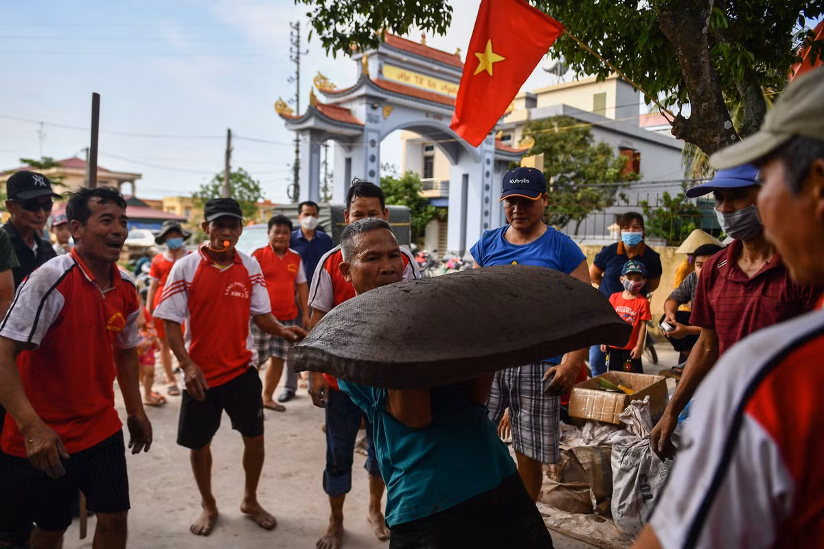 Ngoài Hải Dương, pháo đất dần trở thành trò chơi truyền thống, ở một số tỉnh miền Bắc khác như Hải Phòng, Thái Bình. Ai cũng có thể chơi pháo đất, bất kể già hay trẻ, gái hay trai.
