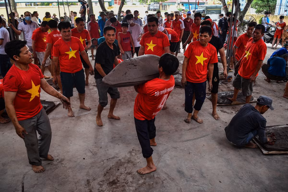 Chiều 30/4, tại nhà văn hoá thôn Phúc Lâm (xã Minh Đức, huyện Tứ Kỳ, tỉnh Hải Dương), những màn gieo pháo đất truyền thống đã diễn ra sau 2 năm phải hoãn vì dịch Covid-19. Tương truyền, vào thời Hai Bà Trưng, khi giặc phương Bắc tới xâm lược, nữ tướng Lê Chân sai binh lính làm những quả pháo đất to, gieo xuống phát ra âm thanh như tiếng nổ lớn khiến kẻ thù khiếp sợ. Để tưởng nhớ công lao của nữ tướng, người dân ở một số huyện của tỉnh Hải Dương thường tổ chức chơi pháo đất vào những dịp hội hè, lễ Tết.
