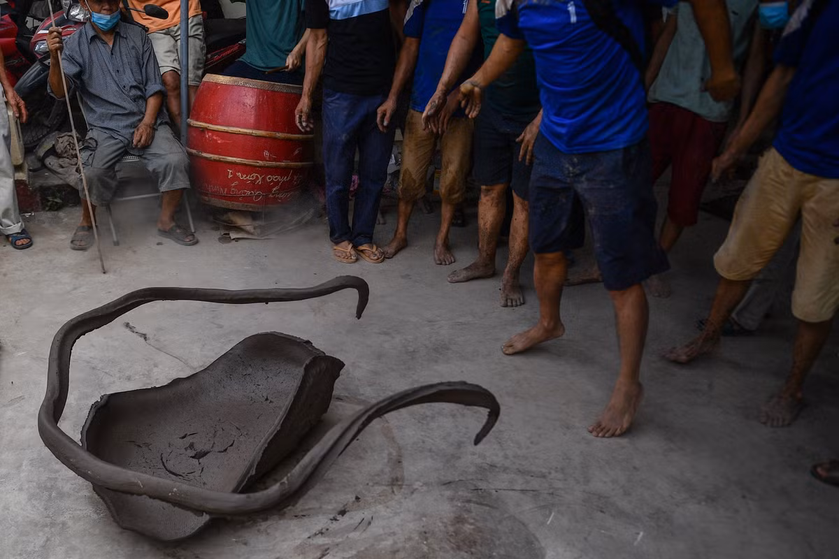 Pháo thủ phải là những người có thể lực và sức khoẻ tốt. Trọng lượng quả pháo phải tương ứng với trọng lượng cơ thể, không vác quá nặng. Khi gieo, pháo thủ phải vào thế tấn chắc chắn, 2 tay ép sát vào nách, 2 chân mở bằng vai, dồn lực vào đầu gối rồi dùng lực của 2 cánh tay để tán pháo và gieo xuống. Quả pháo phải được gieo thật bằng thì mới bung ra.