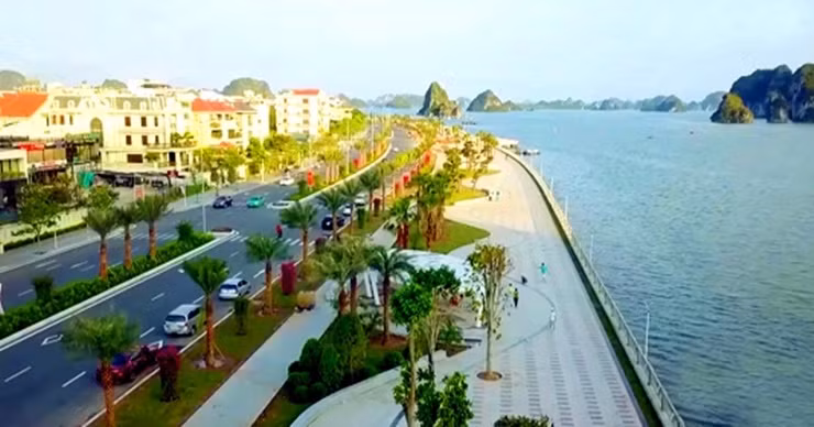Con đường không chỉ nhiều làn xe, dải phân cách mà nơi đây có trồng cây xanh rợp bóng mát tạo nên không gian sống xanh.