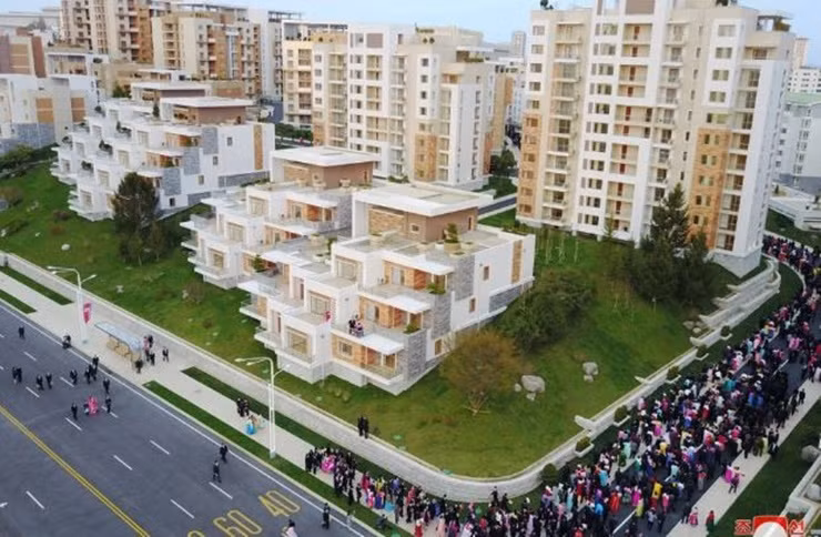 Đến thăm dự án này, Chủ tịch Triều Tiên Kim Jong-un nhấn mạnh kinh nghiệm có được từ xây dựng khu nhà ở kiểu mẫu này ở Kyongru-dong có ý nghĩa trong việc thực hiện nhiệm vụ xây dựng ở Bình Nhưỡng và các tỉnh do Đảng Lao Động Triều Tiên đưa ra theo kế hoạch xây dựng nhà ở trên toàn quốc.
