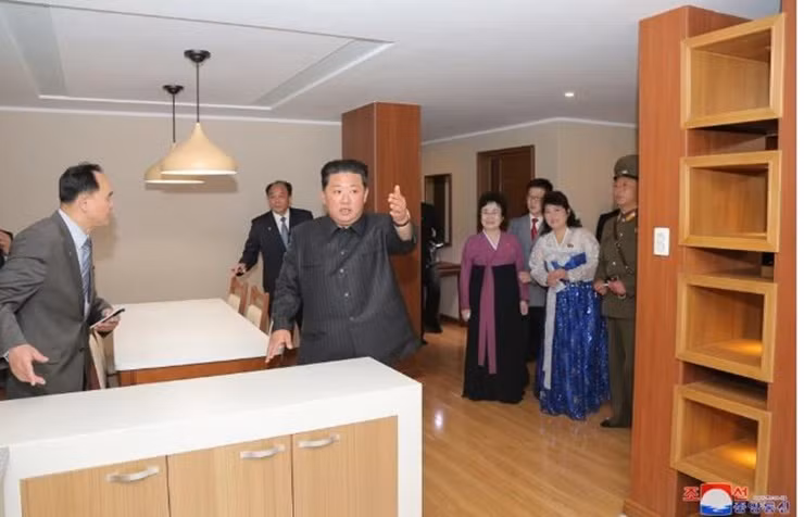 Trong dịp này, nữ phát thanh viên nổi tiếng của Triều Tiên Re Chun Hi cũng được nhận một căn nhà.