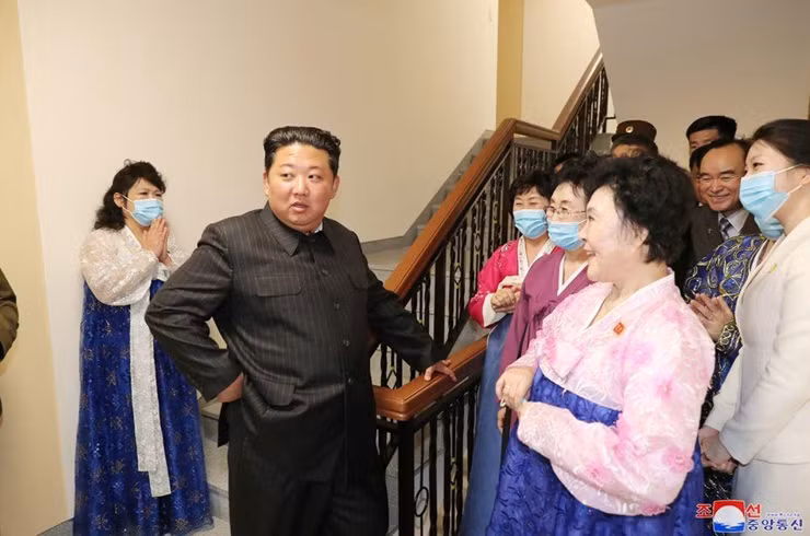Bà Ri, khoảng 79 tuổi, bày tỏ sự xúc động và nói rằng gia đình bà đã “khóc suốt đêm vì lòng biết ơn sâu sắc”
