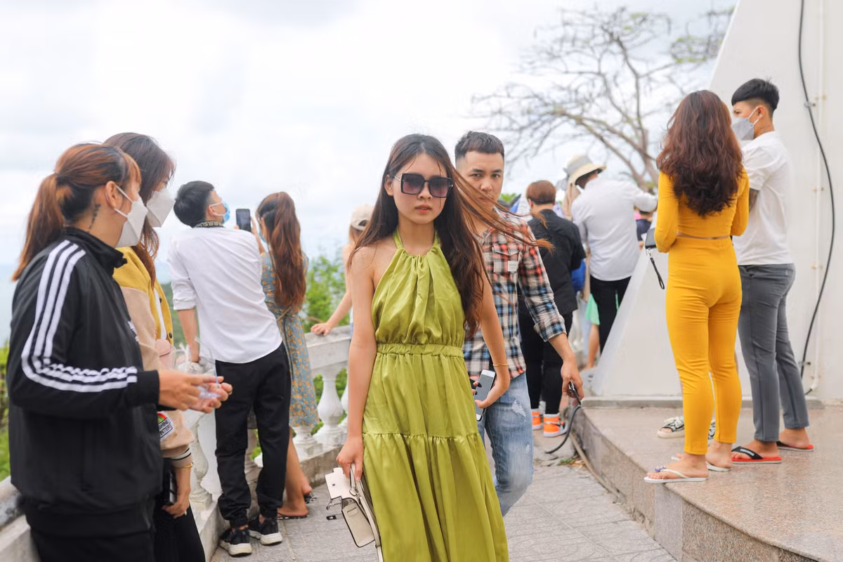 Anh Bá Vương (du khách đến từ Hải Phòng) chia sẻ: "Lần đầu đến với Vũng Tàu tôi cảm thấy dễ chịu với không khí ở đây, mát mẻ và trong lành. Mặc dù đã chờ hơn 30 phút để đến lượt chụp ảnh, tôi vẫn chấp nhận. Ngày lễ đông là đương nhiên nên phải chấp nhận thôi. Muốn có ảnh đẹp thì phải chờ".