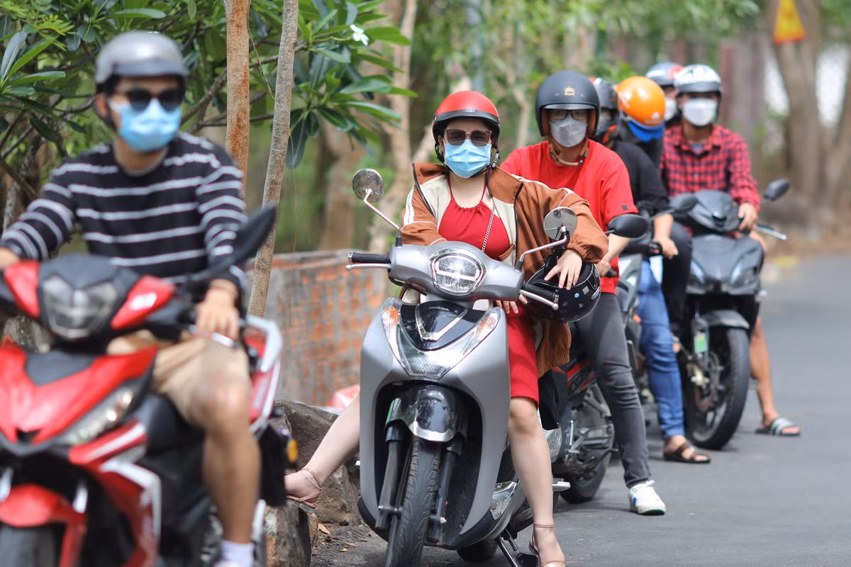 Nhiều nhóm du khách thấy các bãi giữ xe kín chỗ và khách du lịch quá đông đã quay xe, di chuyển đến các điểm tham quan khác.