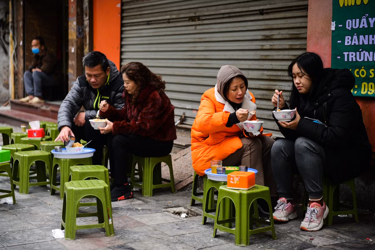 Cháo sườn cũng được nhiều người lựa chọn cho những ngày thời tiết Hà Nội lạnh giá. Hầu hết quán ăn mở sớm vào dịp Tết có giá bán tăng cao hơn so với ngày thường.