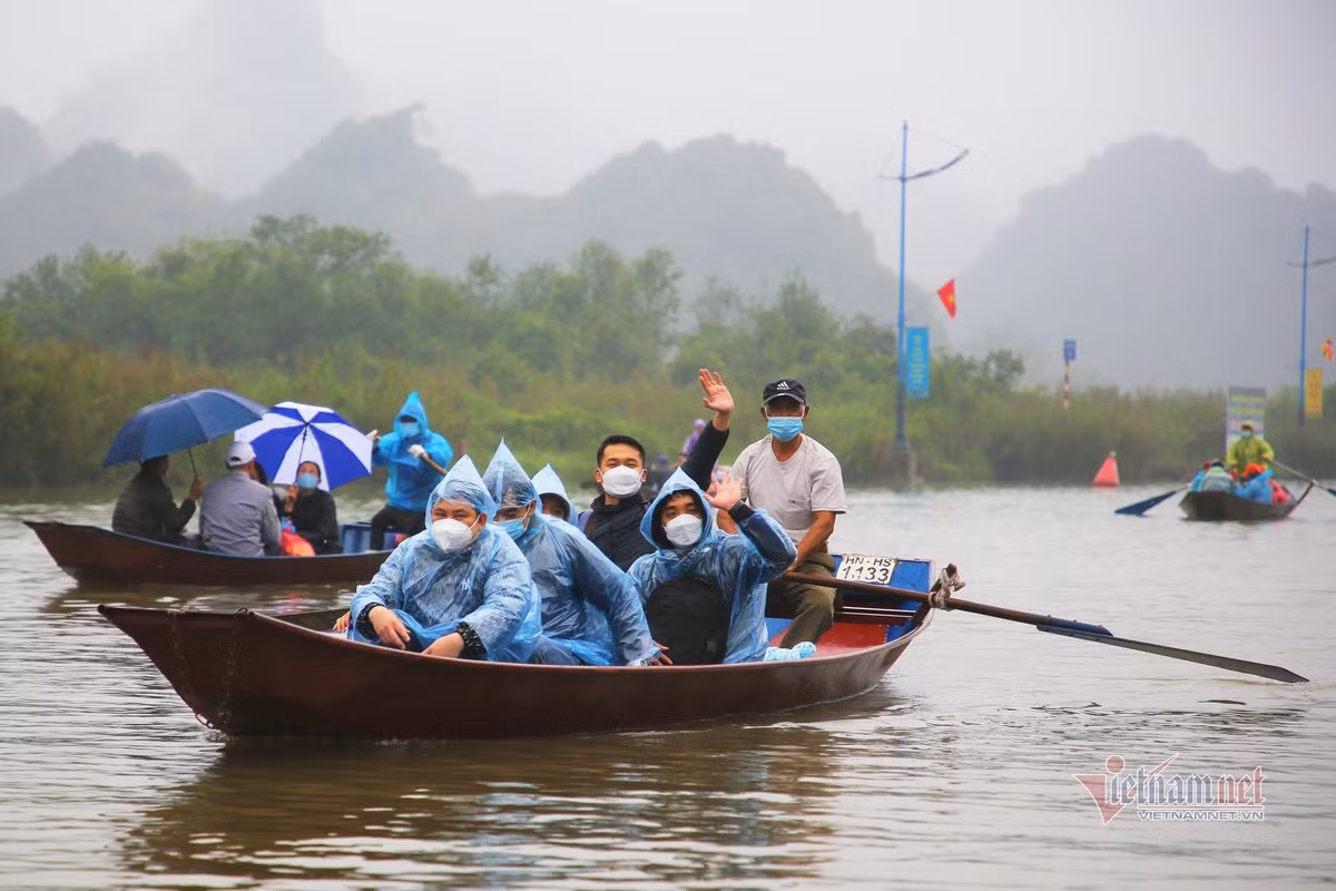 Dòng người đội mưa trẩy hội chùa Hương ảnh 4
