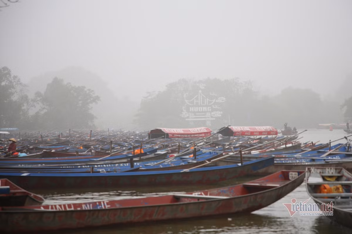 Dòng người đội mưa trẩy hội chùa Hương ảnh 2