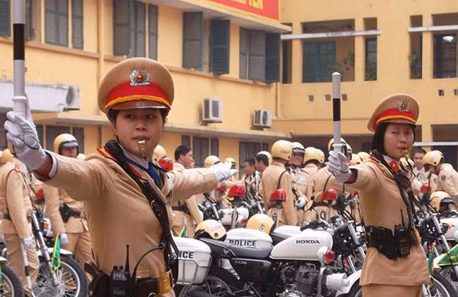 Không chỉ điều nữ CSGT tham gia vào các đội hình dẫn đoàn, từ đầu năm 2013, các nữ CSGT còn được huy động thường xuyên xuống phố phân làn giao thông. Cụ thể, ngày 2/1/2013, Công an thành phố Hà Nội tổ chức lễ ra quân 10 đội nữ CSGT sẽ xuống phố phân làn giao thông ở một số điểm giao thông thường xuyên xảy ra ách tắc.